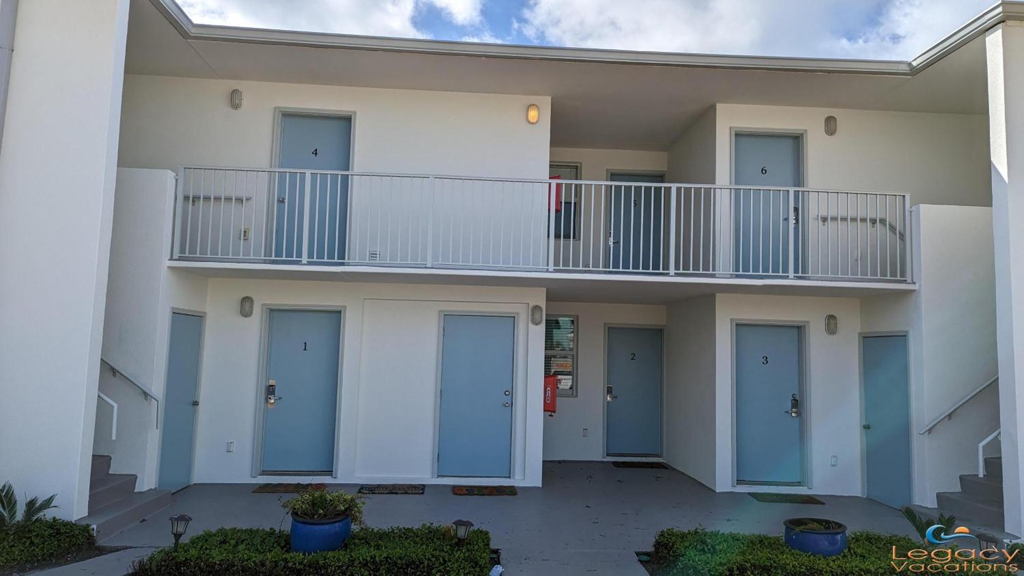 Is9-Cozy Upstairs Beachfront Condo - King Beds Форт Уолтън Бийч Екстериор снимка